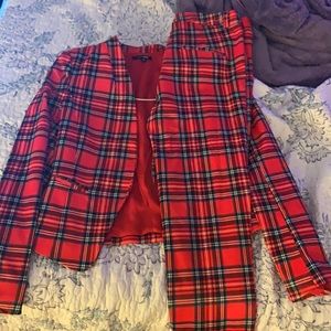 Very nice wear! Comes with jacket and pants!